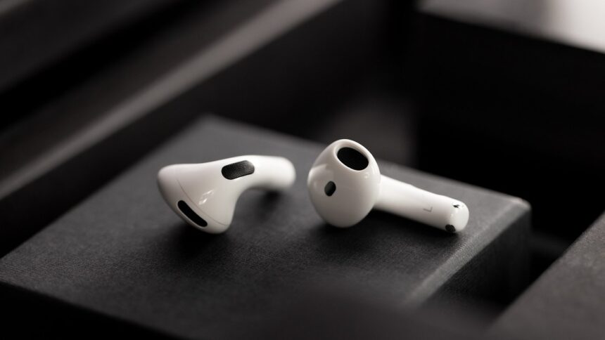 nextpit Apple AirPods 4 Side w1400h788