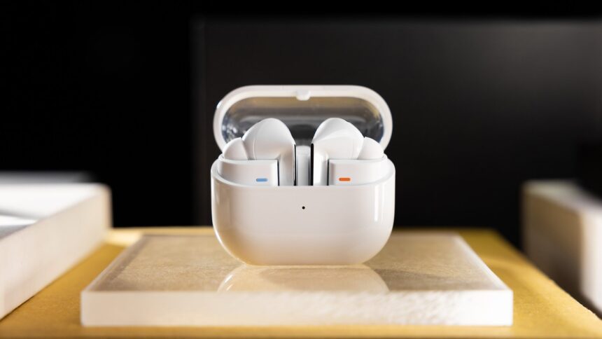 nextpit Samsung Galaxy Buds 3 Pro Case Front Open w1400h788