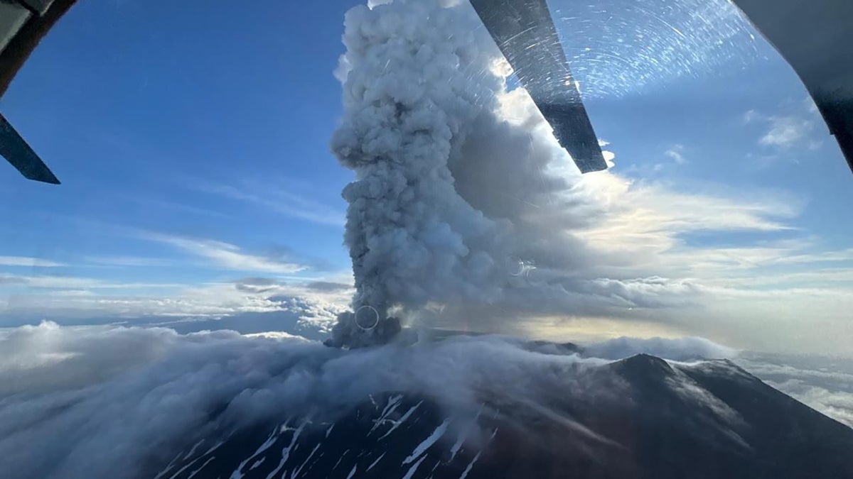 Krasheninnikov volcano erupts