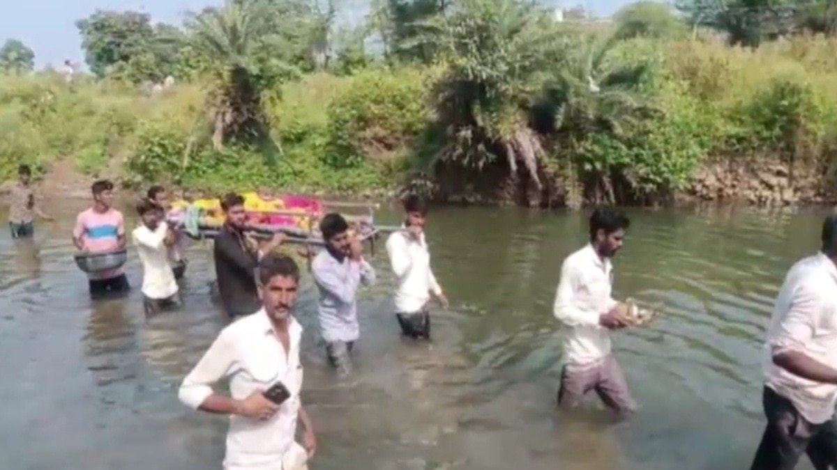 68ef004640567 men taking dead body through river 150032494