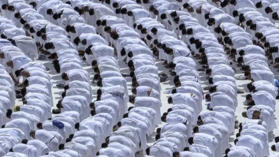 ihram pilgrims praying e1760385947870.webp