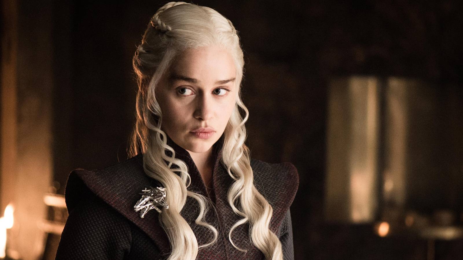 daenerys targaryen emilia clarke looking suspicious in game of thrones 1