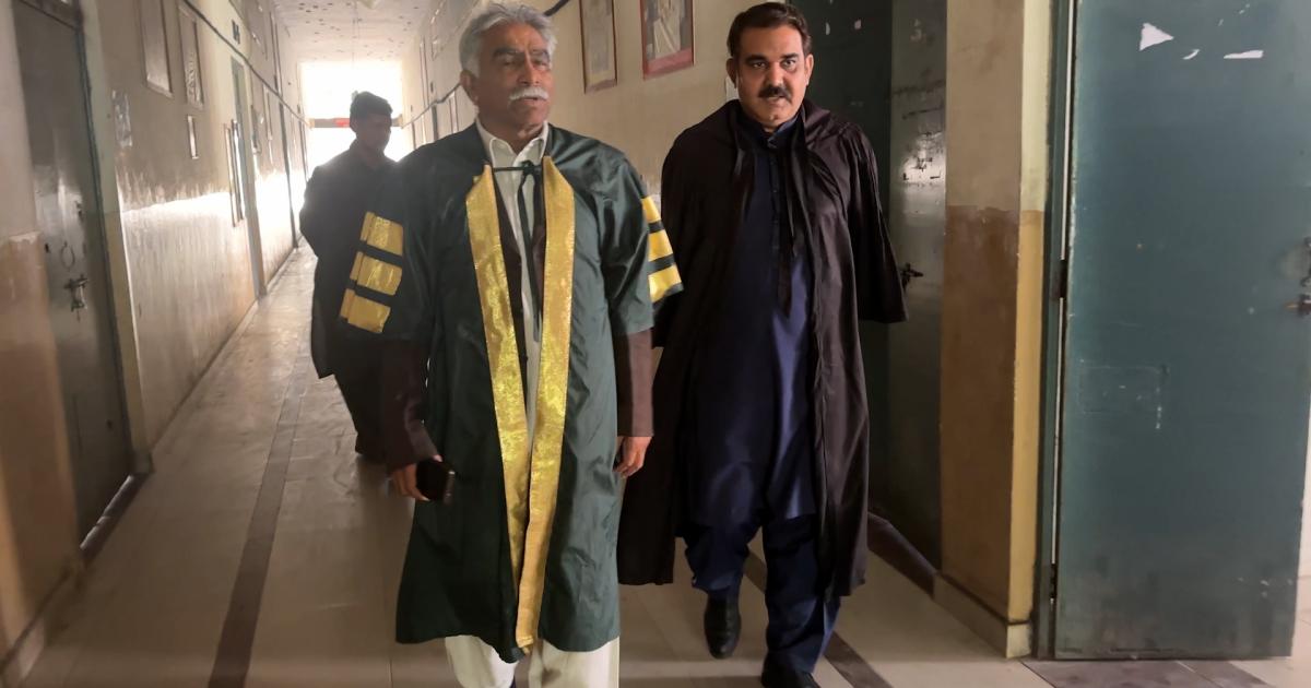 پنجاب کے سرکاری سکولوں میں اساتذہ کے لیے گاؤن لازمی، فیصلے پر نئی بحث