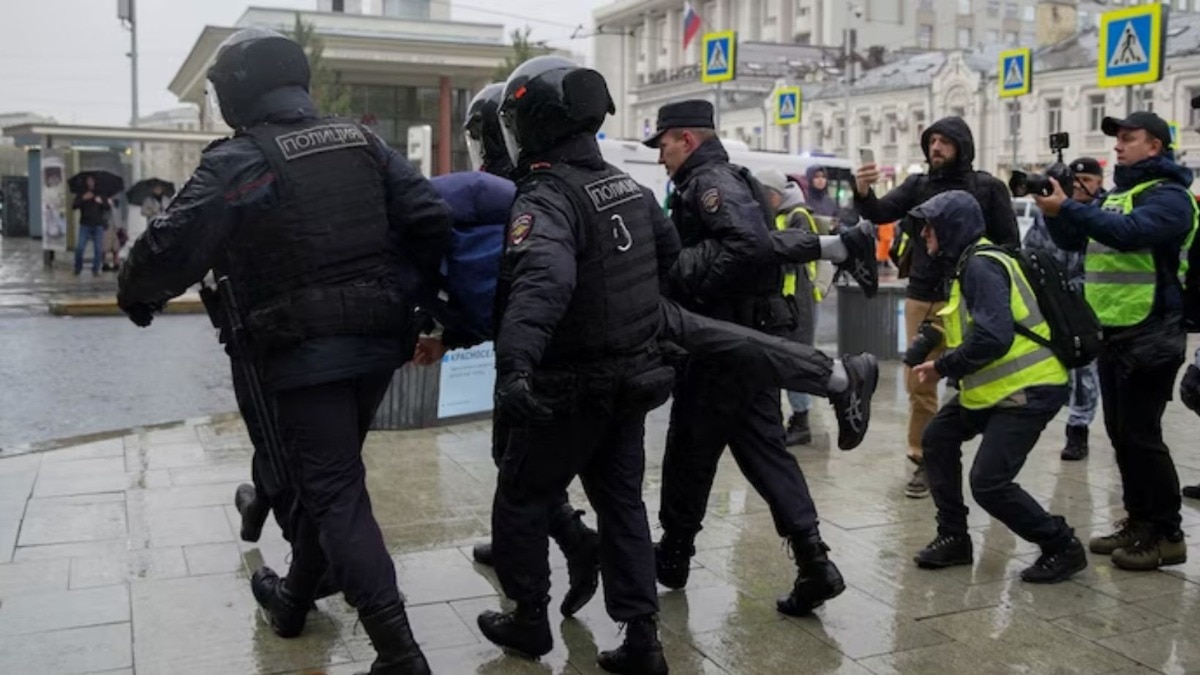 6987b1d9319dd russia stabbing 074238964