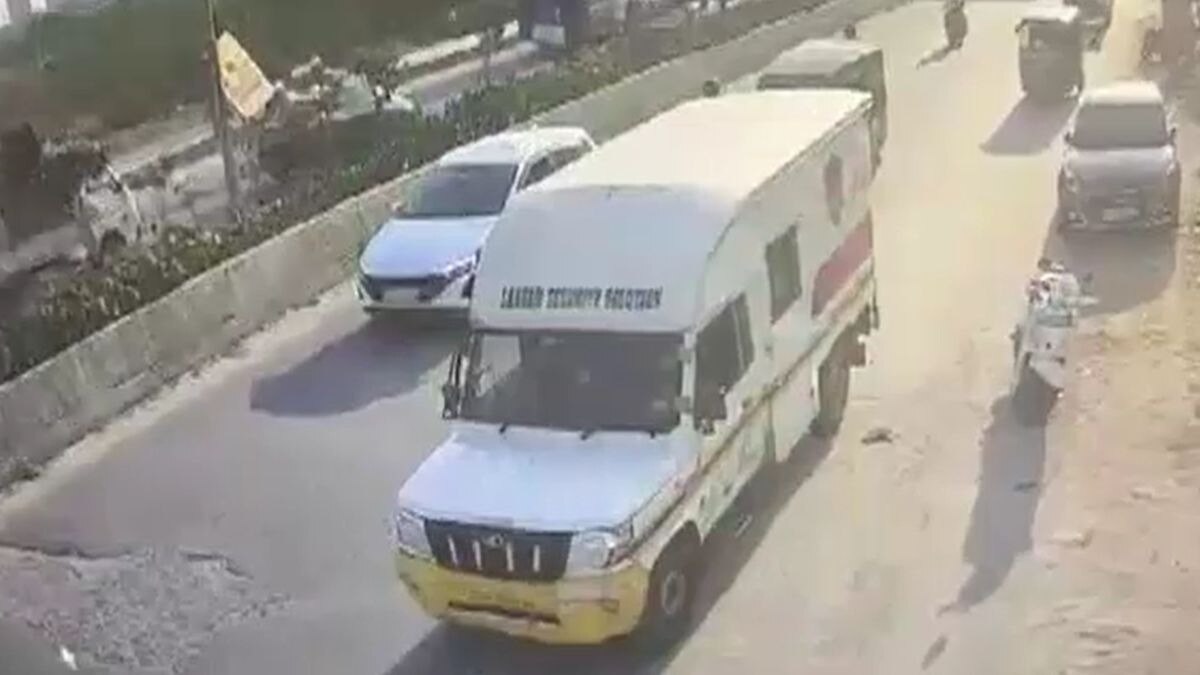 6995766969aaf hyderabad cms van driver flees with rs 60 lakh meant for bank atm 182051728