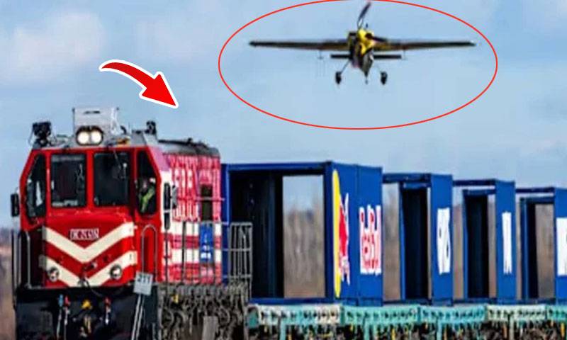 اطالوی پائلٹ نے چلتی ٹرین پر طیارہ اُتار کر دنیا کو حیران کر دیا
