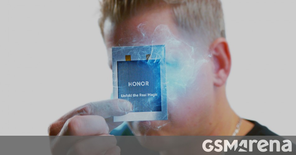 Honor shows off its Blade Battery, which is designed for foldables with 7,000+ mAh capacity