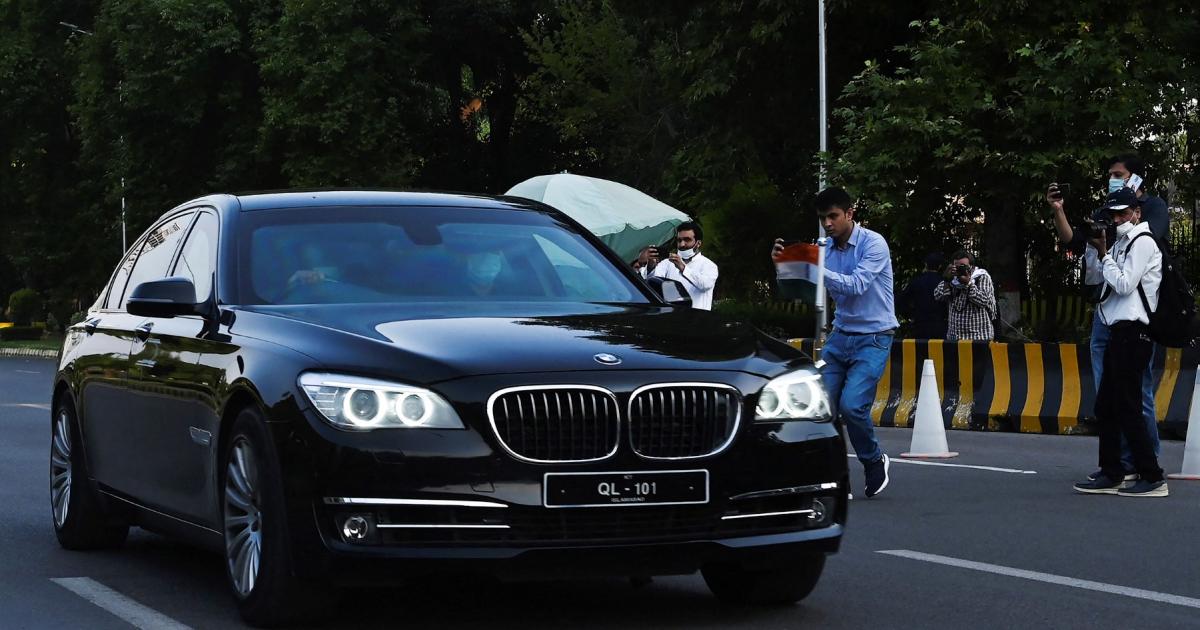 لگژری گاڑیوں کے ایندھن پر لیوی 100 سے بڑھا کر 300 روپے فی لیٹر کر دی گئی: حکومت