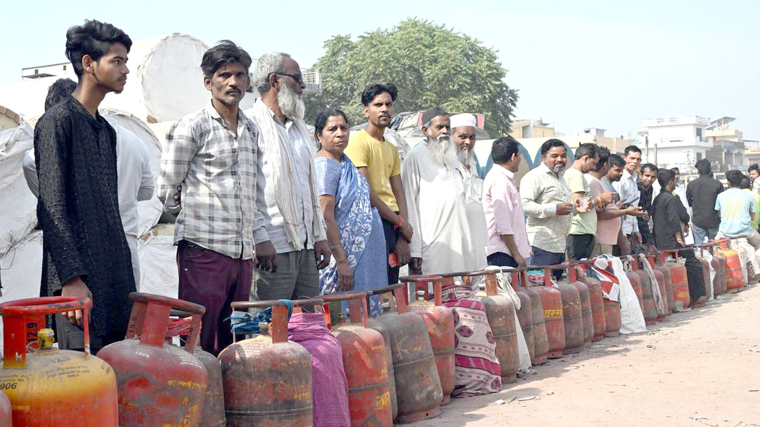 6607 12 3 2026 13 5 16 4 12 03 LPGCYLINDERQUEUELUCKNOW D