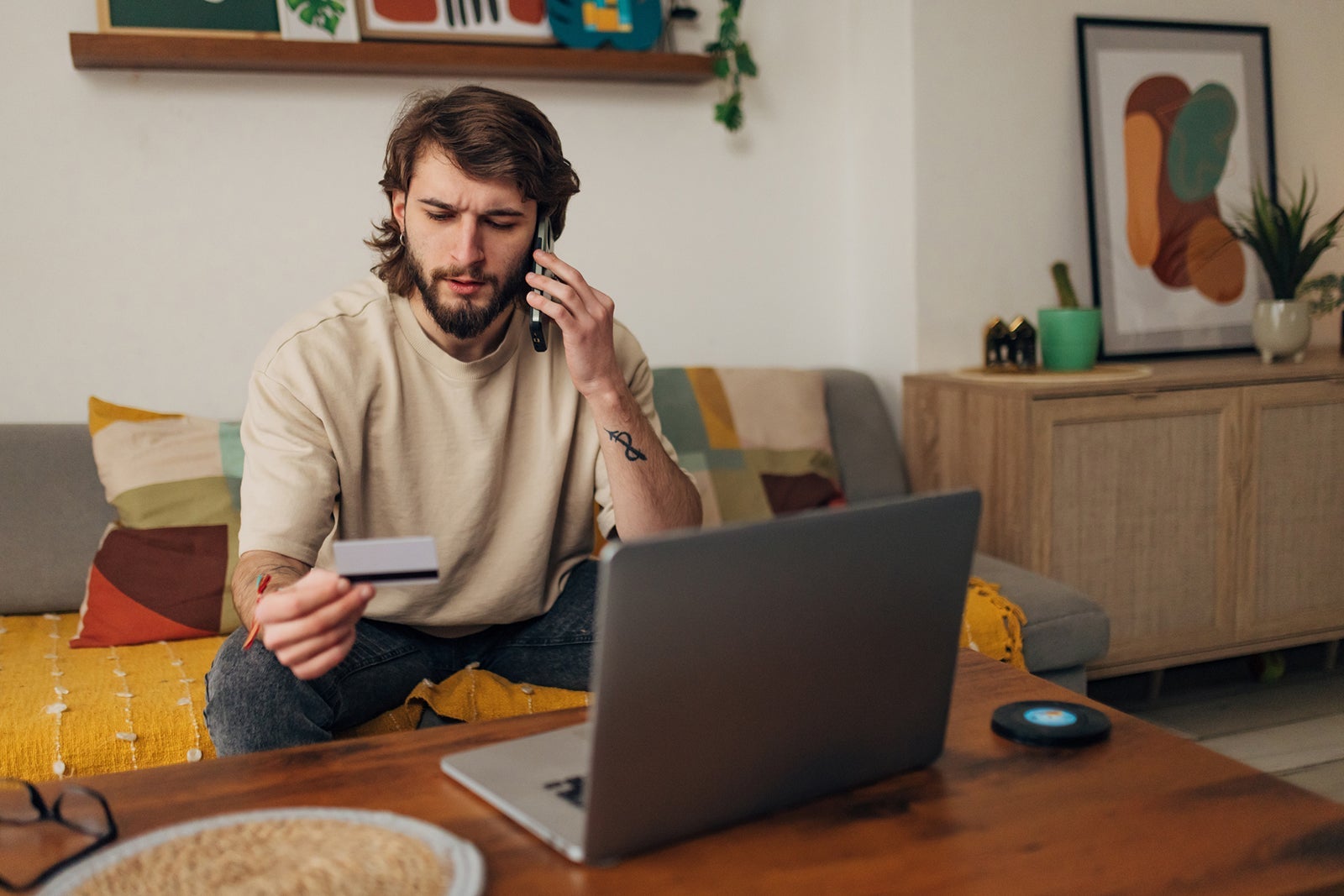 Person making phone call while holding credit card Kosamtu