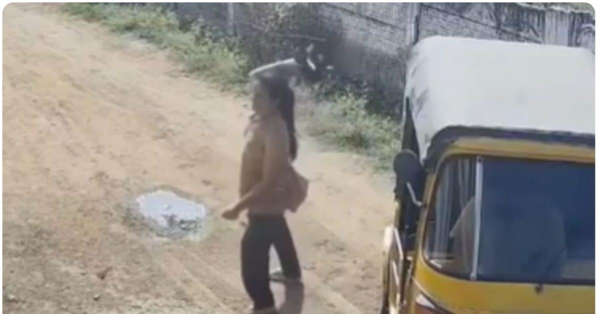 पड़ोसन ने बेटे को पत्थर मारा तो भड़क गई महिला, दीवार पर पटक कर 2 पिल्लों की ले ली जान, CCTV वीडियो वायरल