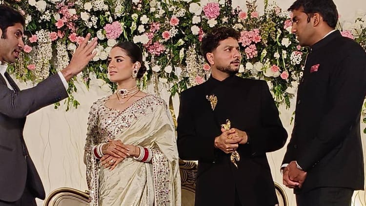 लखनऊ में ग्रैंड रिसेप्शन:क्रिकेटर कुलदीप दुल्हन वंशिका संग विंटेज कार से पहुंचे, कोच गौतम गंभीर ने दी बधाई – Grand Reception In Lucknow: Cricketer Kuldeep Arrives In A Vintage Car With Bride Vanshika; Coach Gautam Gambh