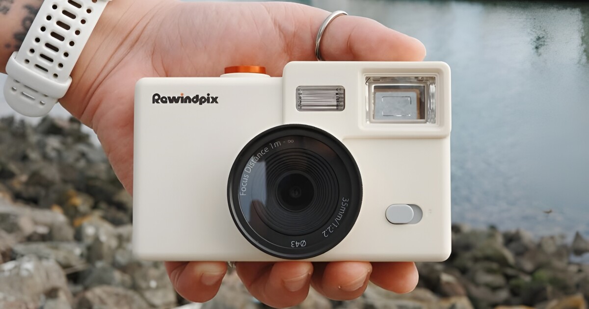 Retro digital camera mimics disposable film cam feel