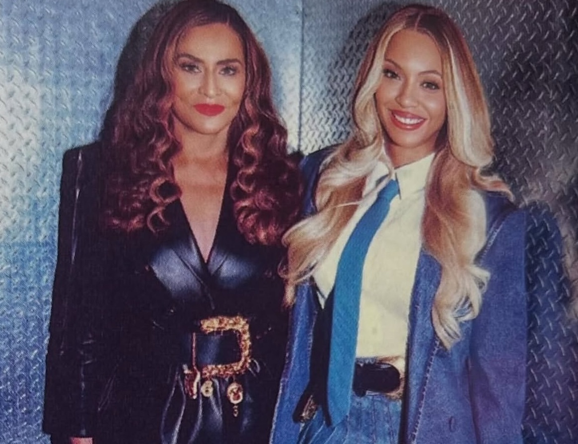 11Beyonce in Blue Denim Romeo Hunte with Tina Knowles at the Super Bowl copy