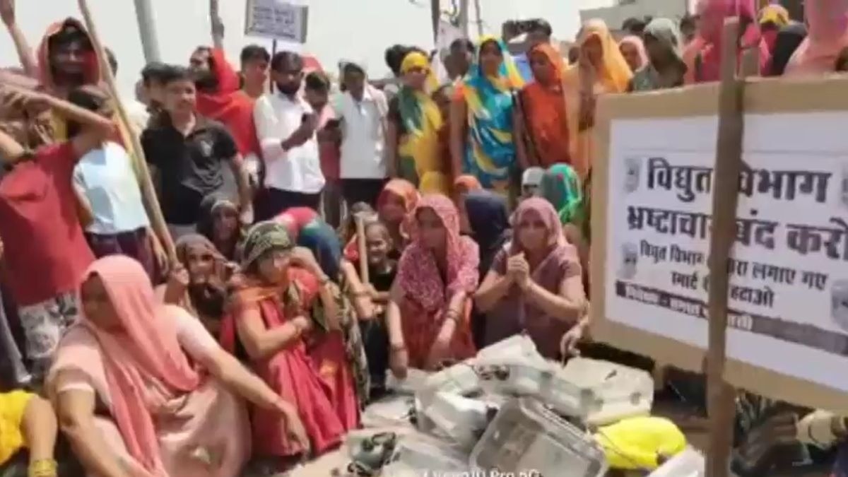 69e03ab96cc53 jalaun smart meter protest women block road over high electricity bills 162611941