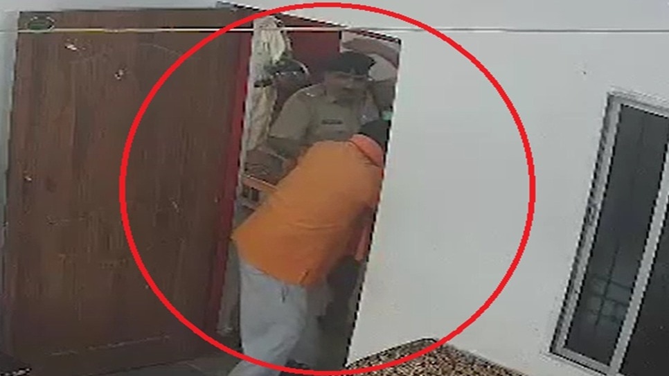 69e5e639d5c71 bilaspur asi beaten by man 203916504