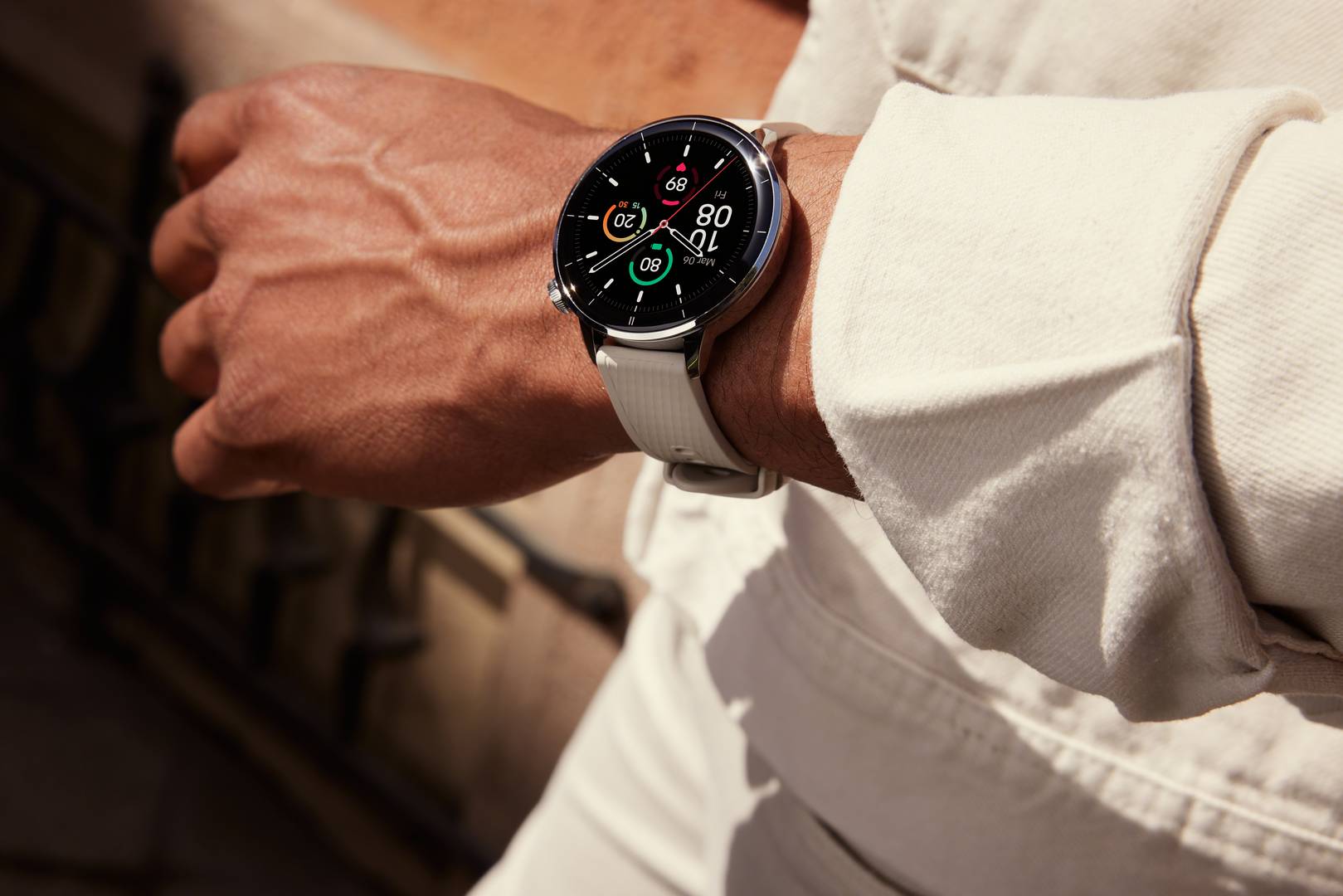 Design white OnePlus Watch 3