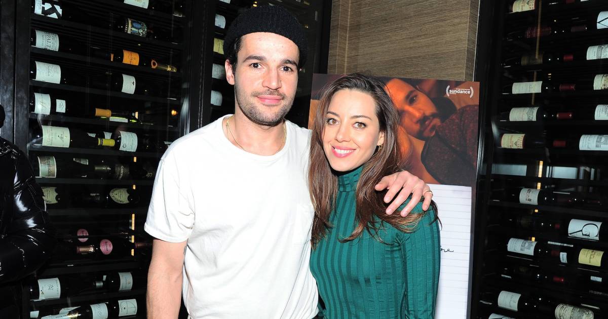 GettyImages 1201995579 aubrey Plaza and Chris Abbott