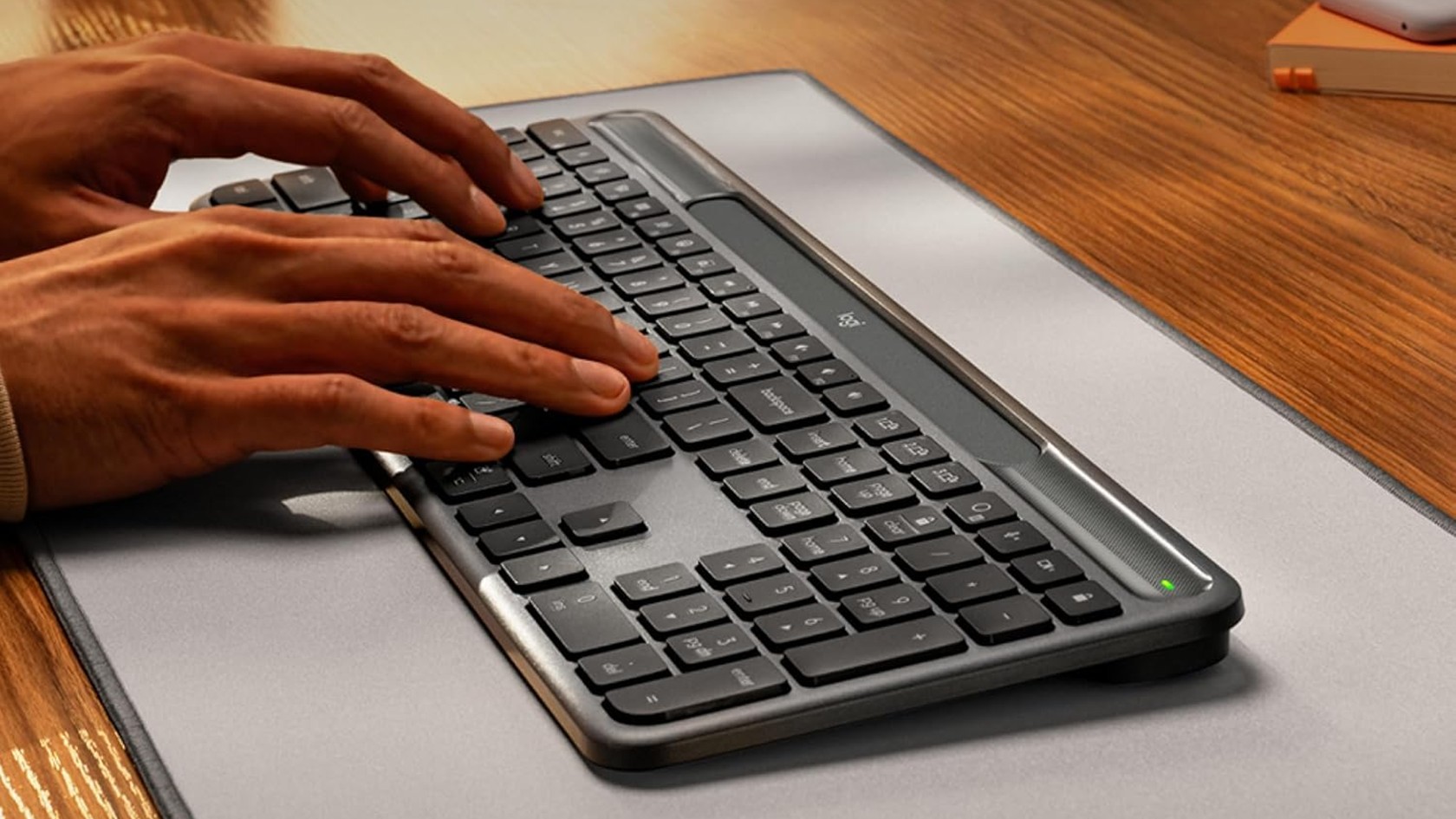 Logitech Signature Slim Solar Plus Keyboard Press Image