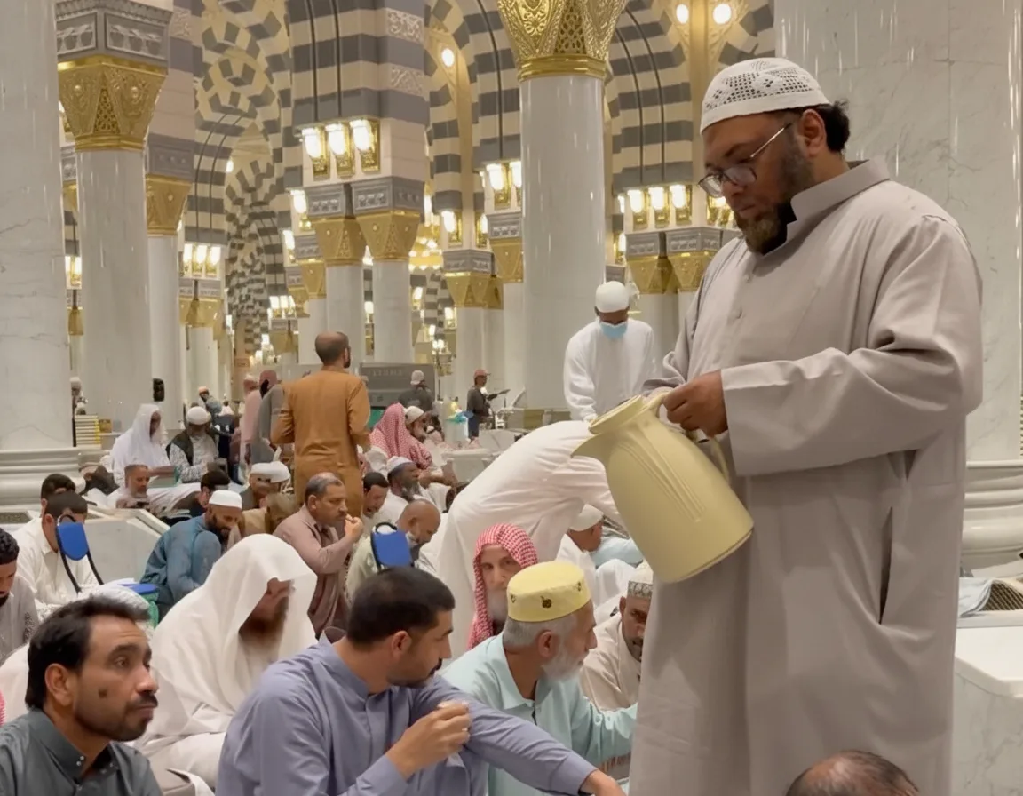 Mohammed Ali Abdul Rahman Al Sindi Pakistani family masjid an nabawi serving coffee .webp