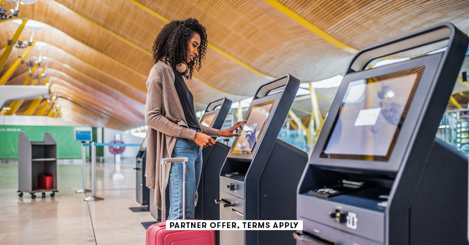 SOCIAL IMAGE PARTNER OFFER TERMS APPLY woman using the check in machine at the airport David Prado 7