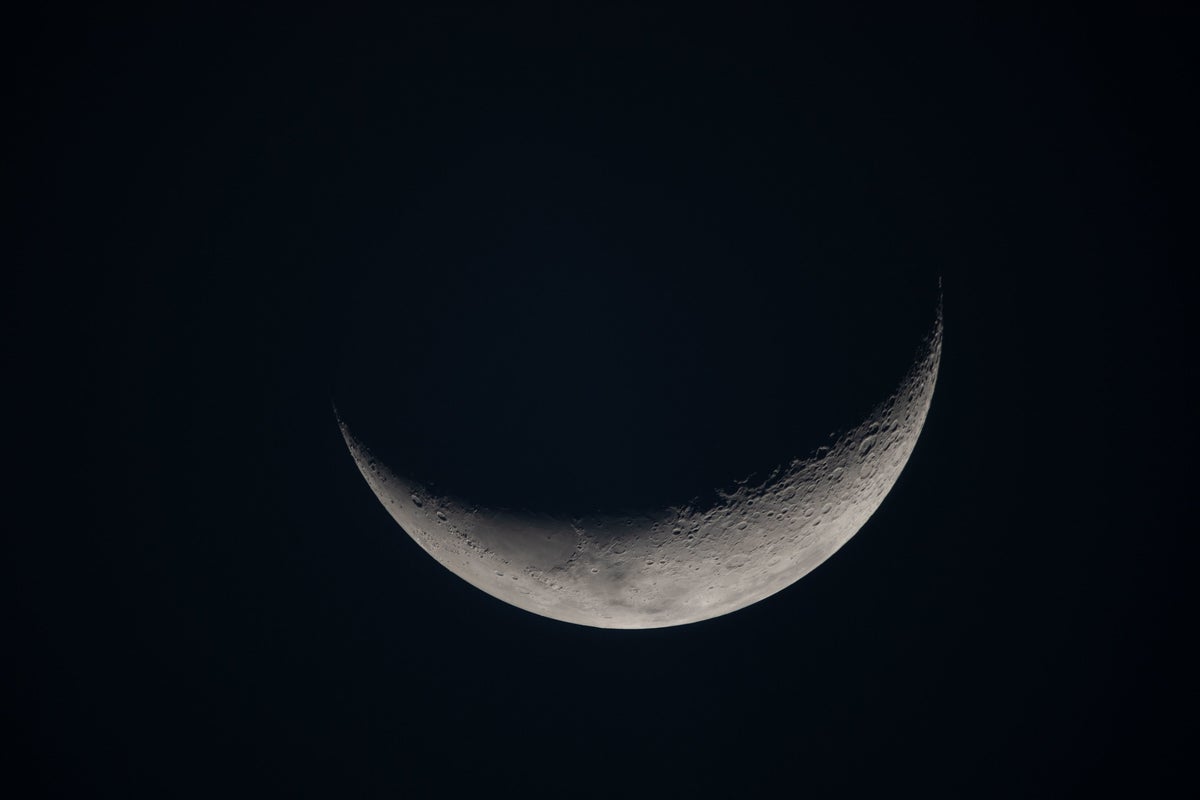 artemis II lunar crescent 2