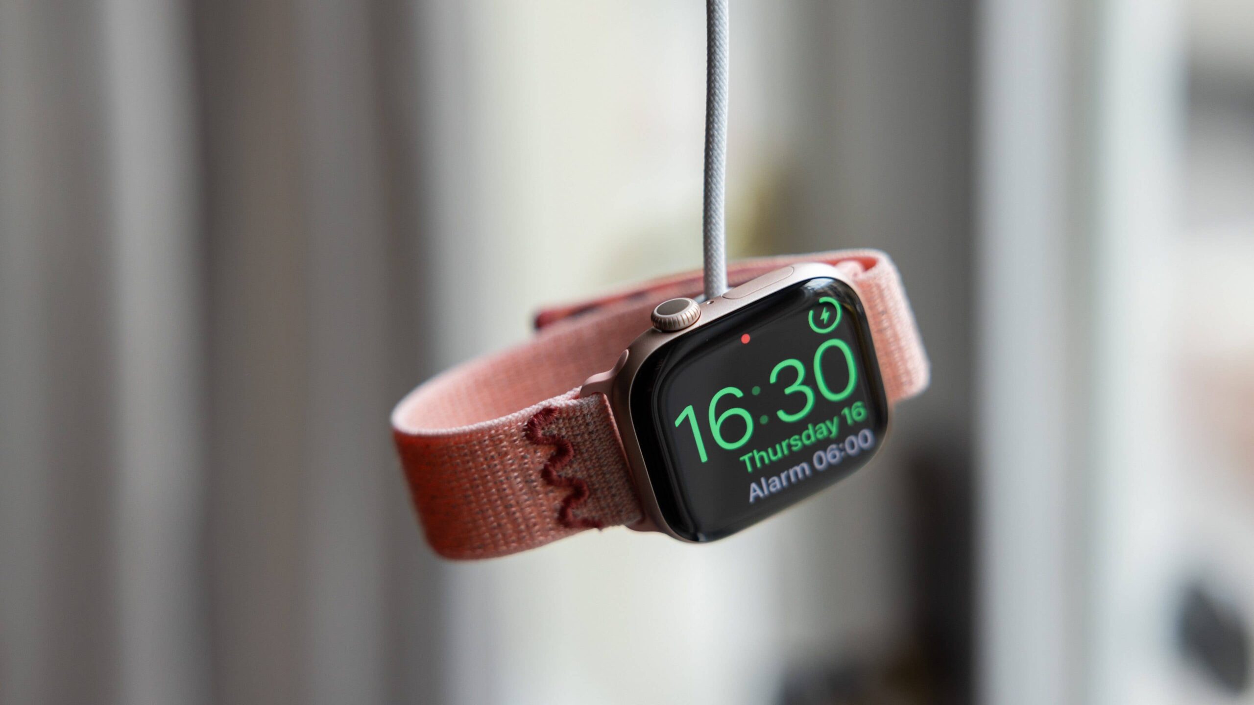 nextpit Apple Watch 11 Charger scaled