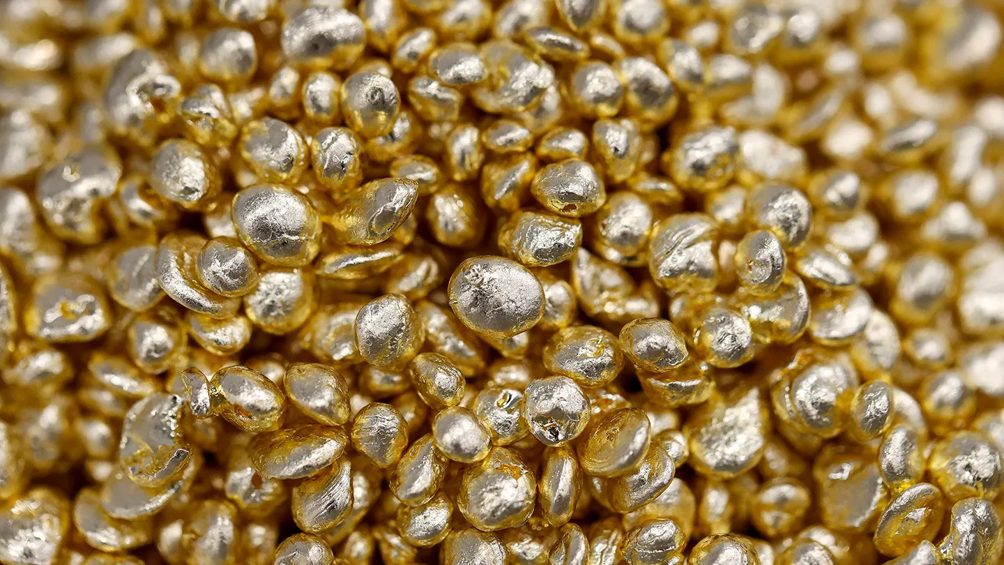052126 EC shiny gold main