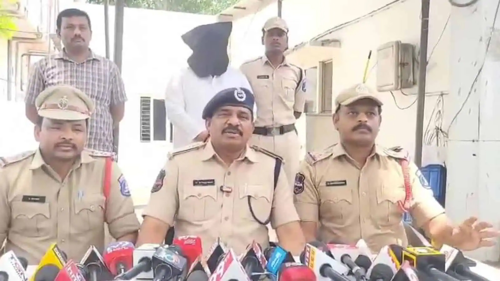 Medcal DCP addresses a press conference after arresting impersonator 8