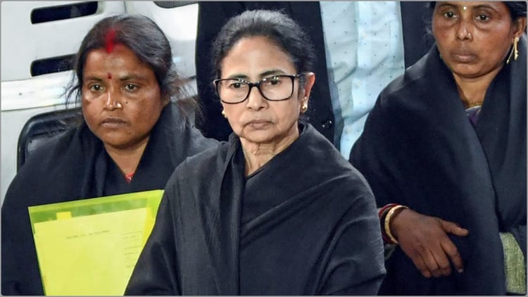 former cm mamata banerjee arrives at hc in a lawyers attire in connection with post poll violence 7c