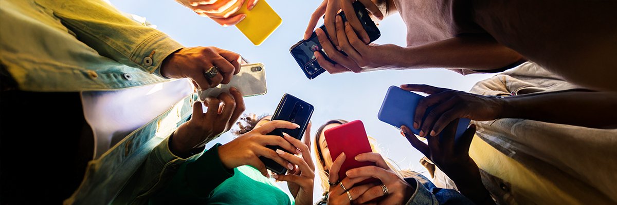 teens using smartphones social Xavier Lorenzo adobe